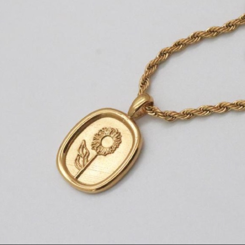 Oval flower necklace - Picture 2 of 6